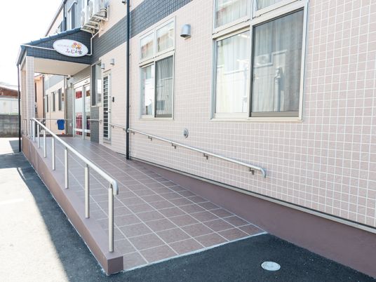 バリアフリーエントランス外観