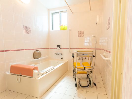 バリアフリー設計の浴室