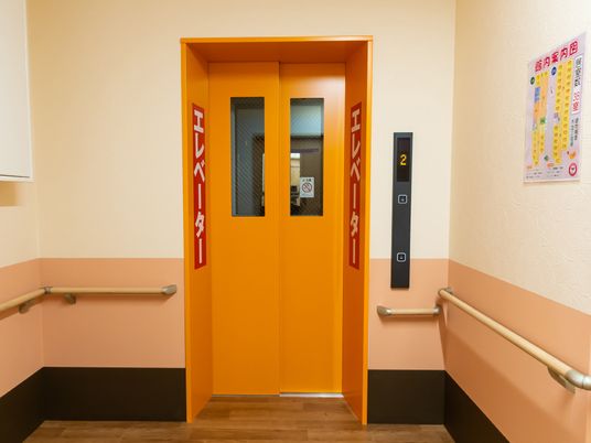 オレンジ色のエレベーター扉