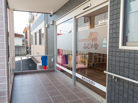 エントランスの明るい通路