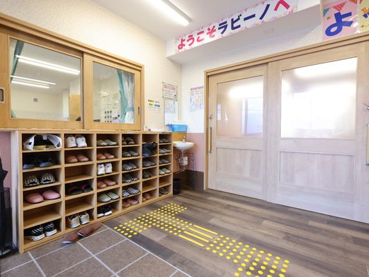 玄関の靴箱と出入り口