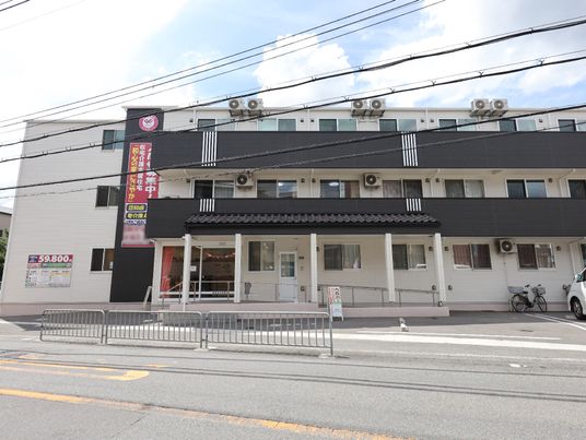 黒い屋根の建物外観