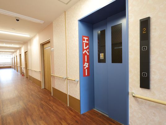廊下とエレベーターの風景