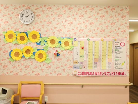 壁飾りと掲示物の廊下