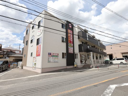 白い建物の外観