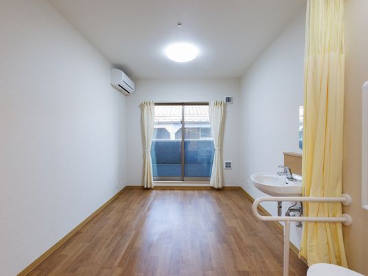 洗面台付きの明るい居室