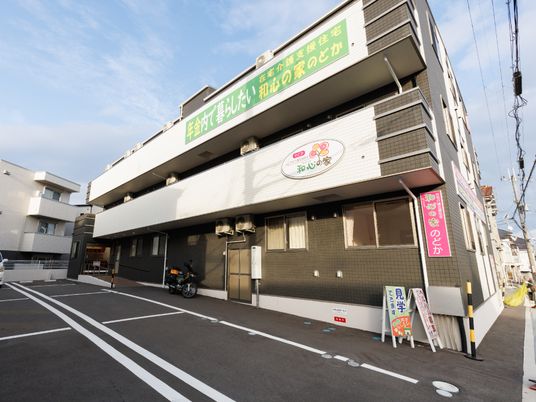 清潔感あふれる施設の外観