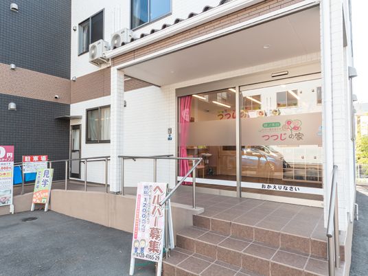 エントランスの明るい外観