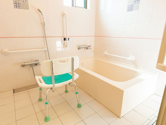 バリアフリーの明るい浴室