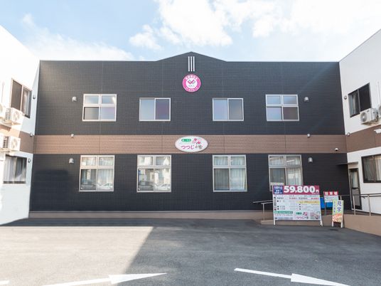 黒い壁の建物前面図