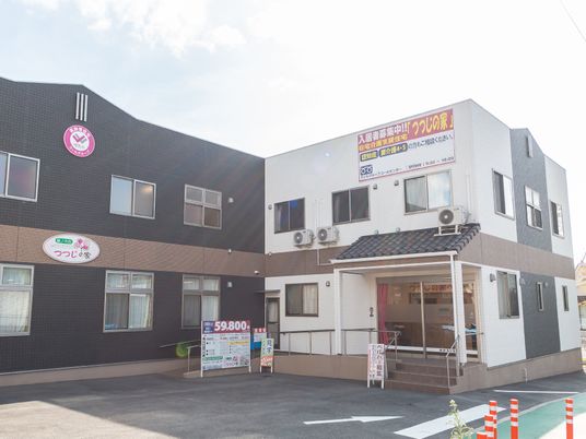 明るい外観の建物エントランス