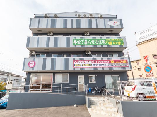 都市型施設の明るい外観