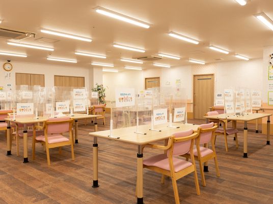 広々とした明るい食堂