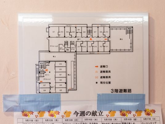 配置図が掲示された壁面