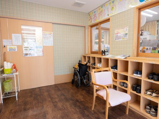 エントランスの靴箱と椅子