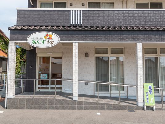 明るい外観の施設エントランス