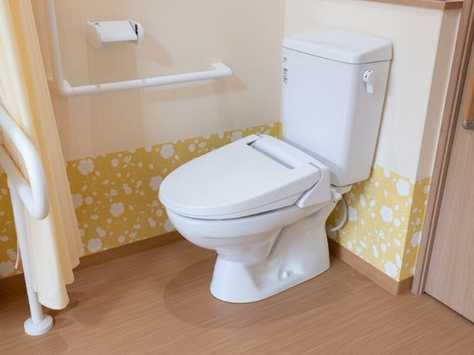 手すり付きのトイレ空間