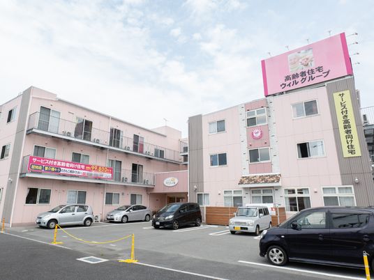 ピンクの外壁の建物