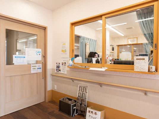 受付カウンターと掲示物