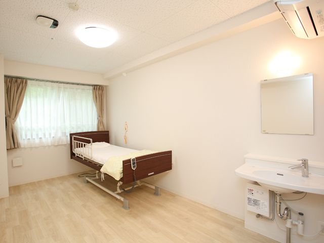 清潔な居室の様子 居室 明るくて清潔感のある個室です。必要な設備が整っており、快適な生活空間を提供しています。
