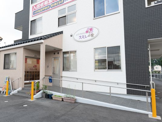 明るいエントランスの施設