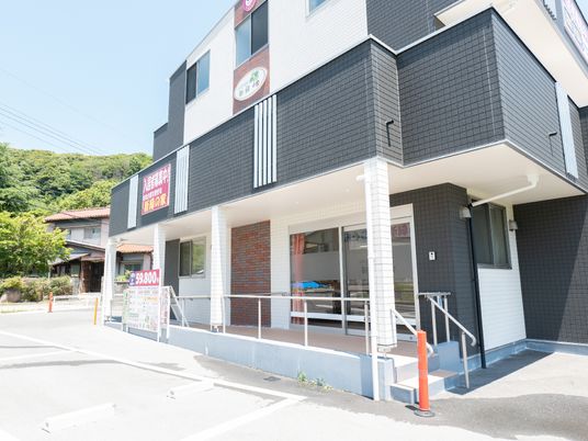 モダンな建物のエントランス