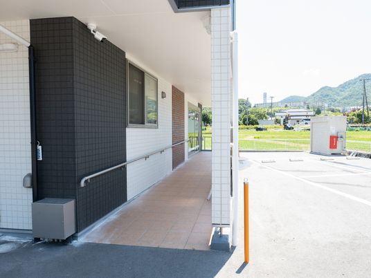 施設の明るい廊下