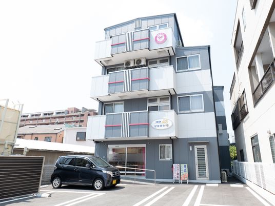 現代的な建物の外観
