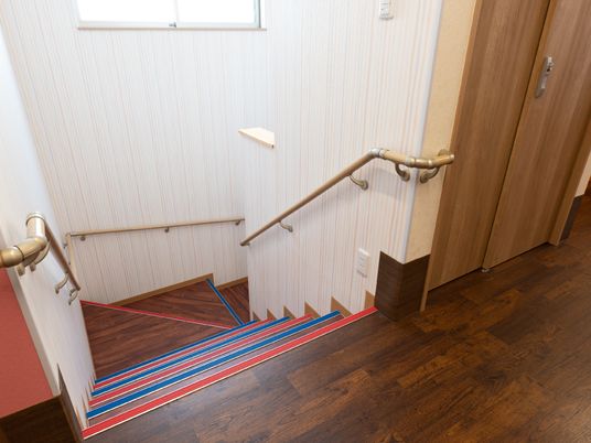 手すり付きのきれいな廊下