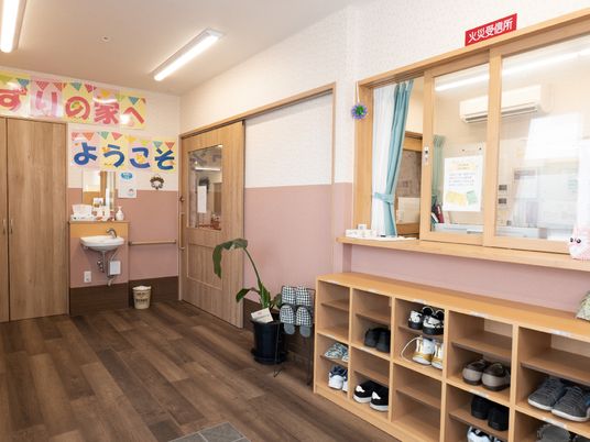 入口付近の明るい空間