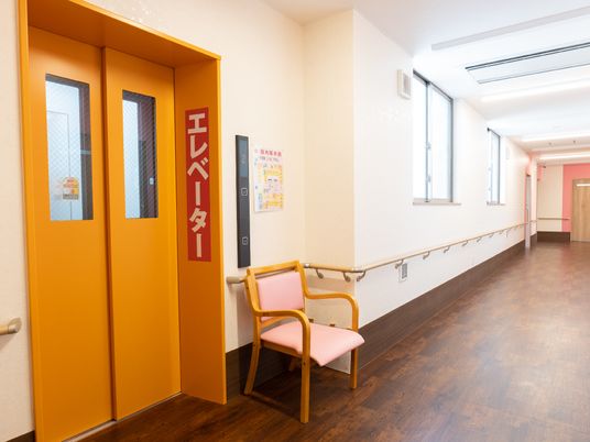 オレンジ色のエレベーター前