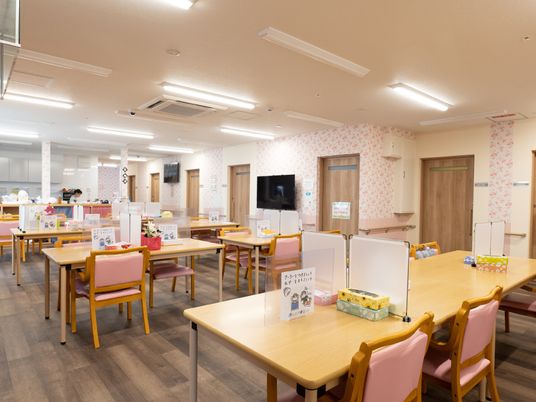 明るい食堂の様子