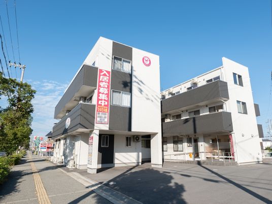白い建物の施設外観
