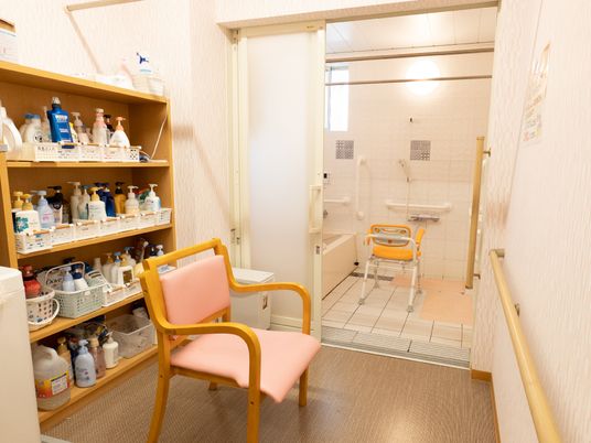 バリアフリー設計の浴室