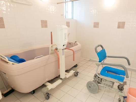 バリアフリー設計の浴室