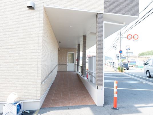 施設の明るいエントランス