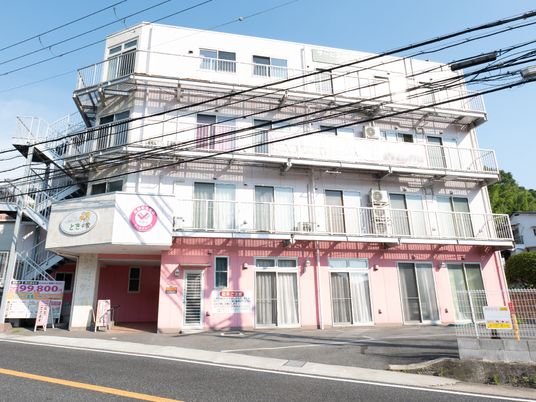 ピンクの建物正面外観
