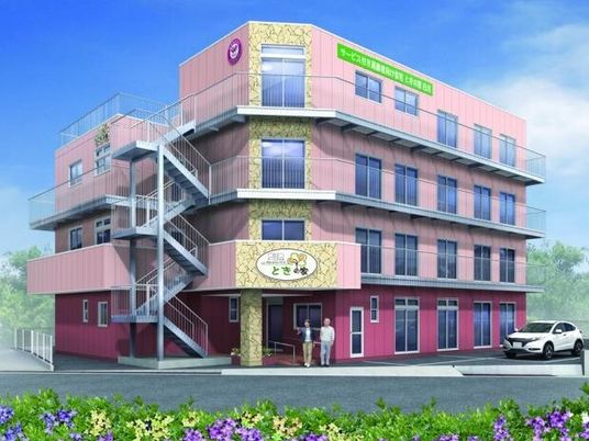 ピンクの建物の外観