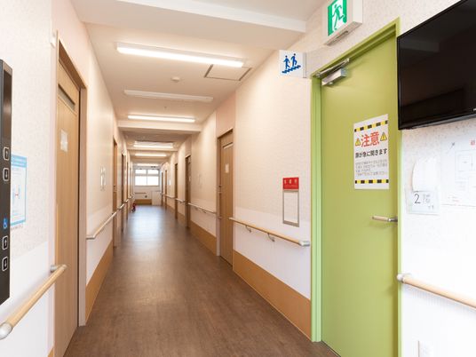 明るい廊下と案内表示