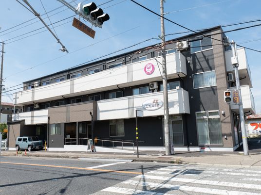 都市の角に建つ施設外観