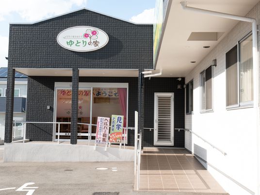 エントランスの明るい建物