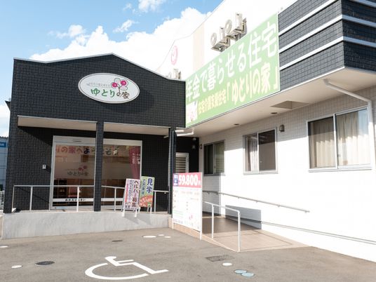 のれん付き入口の建物