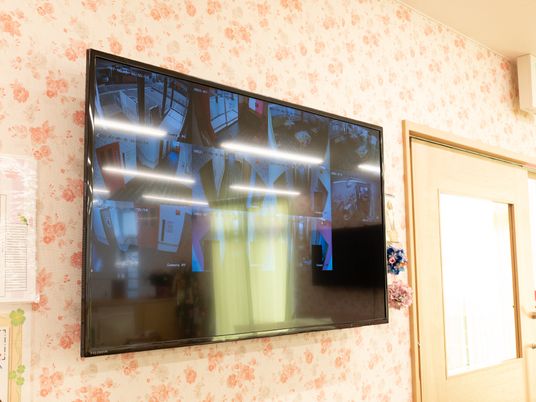 監視モニターのある壁面