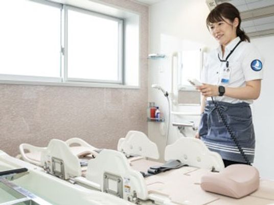介助用の設備が整う浴室