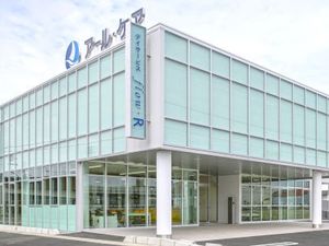 ガラス張りの建物外観  
