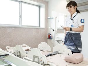 職員がいる明るい浴室  