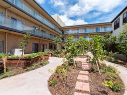 中庭のある施設外観