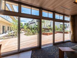 明るい庭の眺めのある空間