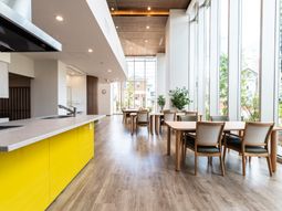 明るい食堂の内観