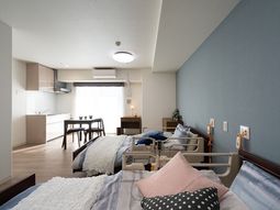 居室のベッドとダイニング